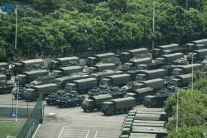 中共大批部隊凌晨進入香港 外界高度關注