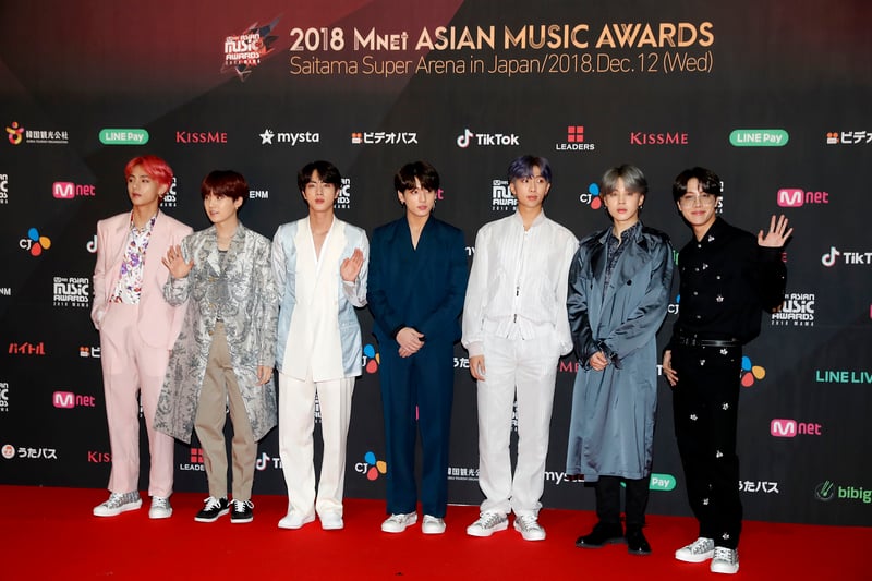  南韓人氣男團防彈少年團（BTS）出席2018 MAMA日本場紅毯照。（Ken Ishii/Getty Images）