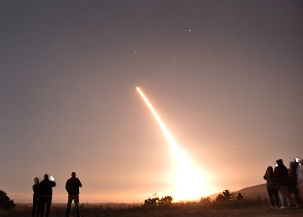 2020年10月29日，一枚義勇兵三型（Minuteman III）洲際彈道導彈在加利福尼亞范登堡空軍基地發射升空。（美國空軍）
