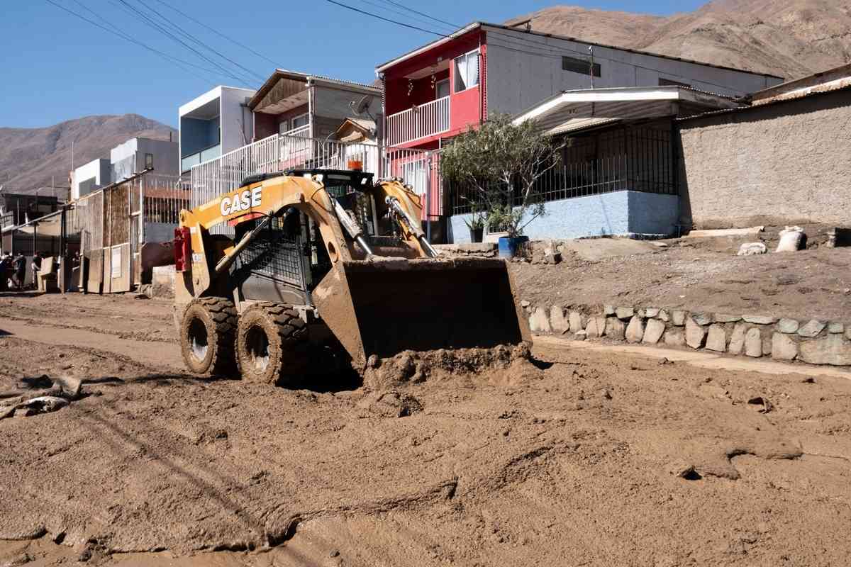 2026年8月19日，智利安托法加斯塔大區（Antofagasta）沿海城市托科皮亞（Tocopilla）因極端暴雨引發嚴重的泥石流災情，一輛輪式推土機在清除街道上的淤泥和碎石。（Jorge Perez/AFP via Getty Images）