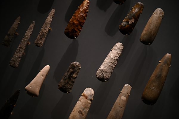 2022年2月14日,英國倫敦,大英博物館(The British Museum)將舉行「巨石陣世界」(The World of Stonehenge)展覽。圖為一些在伯頓・艾格尼絲(Burton Agnes)發現的斧頭刀片,以白堊和骨頭製成,年代約公元前3,000年。(Daniel Leal/AFP)