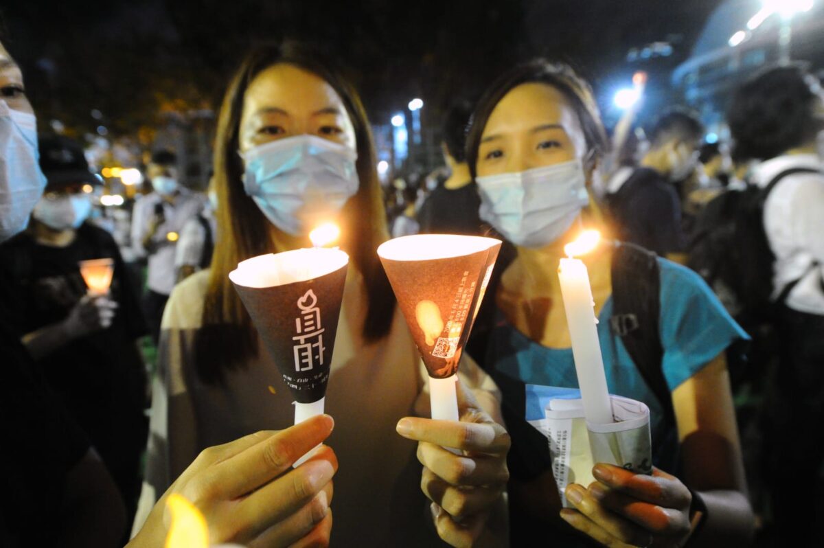 2020年6月4日，兩個人在香港維多利亞公園舉行燭光守夜活動。（宋碧龍／大紀元）