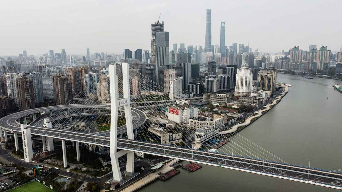 Omicron帶來的疫情，對中共清零政策構成挑戰。機構紛紛下調中國2022年經濟增長預測。圖為上海封城期間，南浦大橋進行封閉。（Hector Retamal/AFP via Getty Images）
