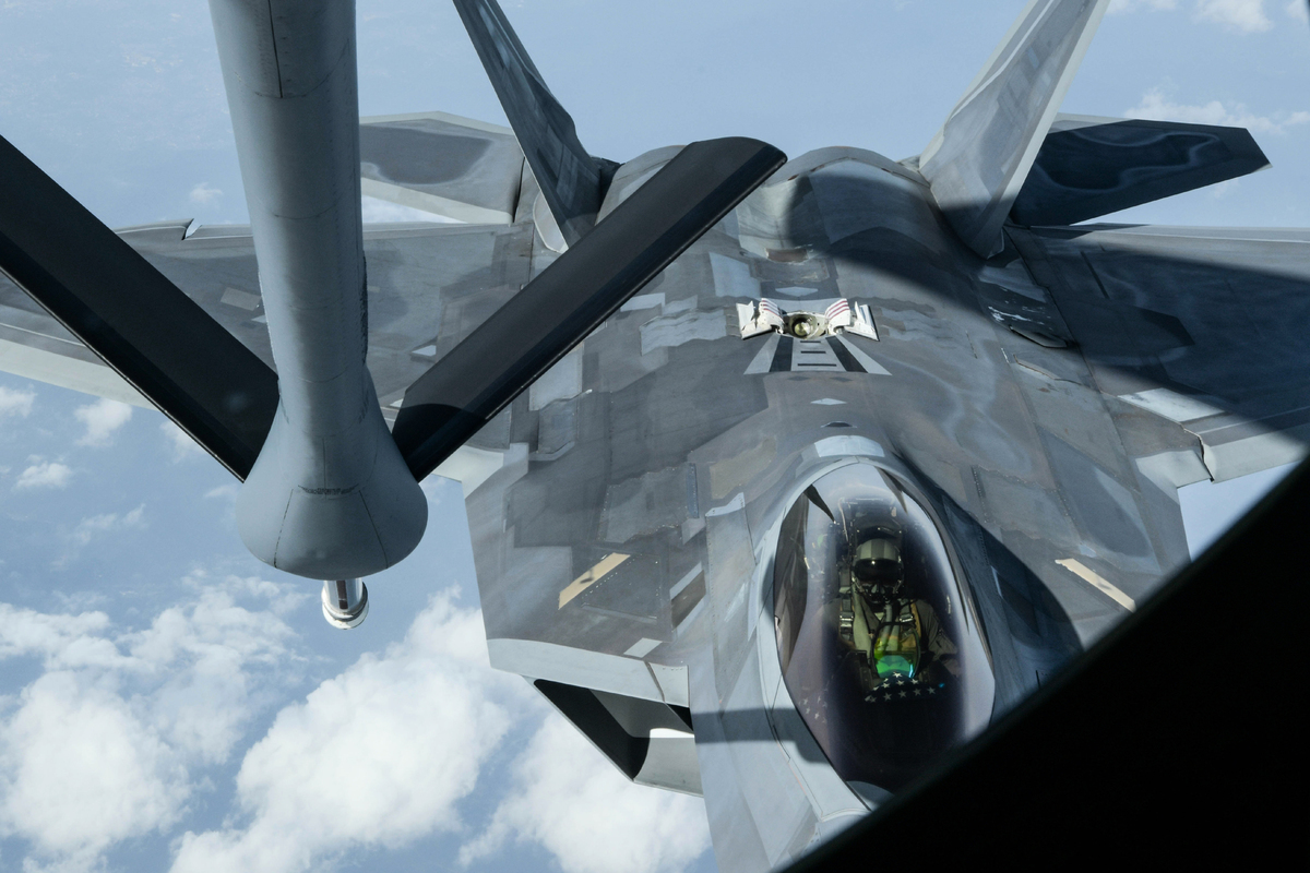 4月1日，美軍的F-22猛禽戰鬥機動態部署在日本岩國基地，在訓練中接受空中加油。（美國空軍）