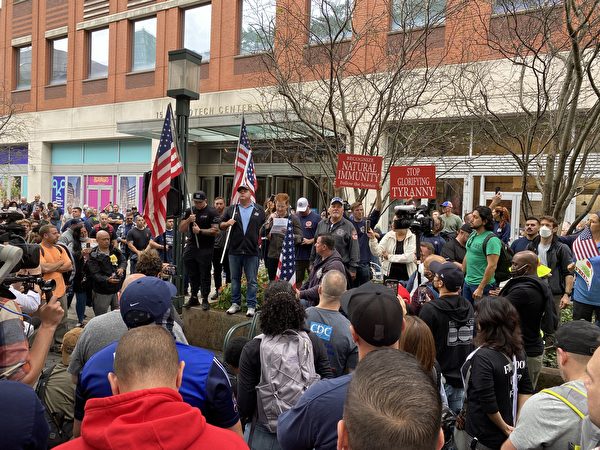 在10月25日的大遊行出發前，消防員代表在人群前對民選官員喊話：強制令會給紐約人帶來巨大混亂。（施萍/大紀元）