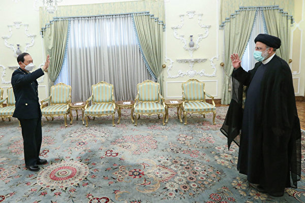 圖為2022年4月27日，中共國防部長魏鳳和訪問伊朗，與伊朗總統易卜拉欣‧萊希會面。（Iranian Presidency/AFP）