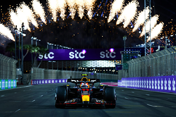 2023年3月19日,在F1大獎賽本賽季第二站——沙特阿拉伯站,杆位發車的紅牛墨西哥車手佩雷斯奪得職業生涯的第五個分站冠軍。圖為佩雷斯駕駛的紅牛賽車率先衝線瞬間。(Mark Thompson/Getty Images)