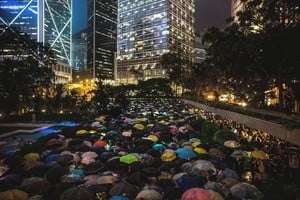 金融界快閃集會 數千港人冒雨逼爆遮打花園