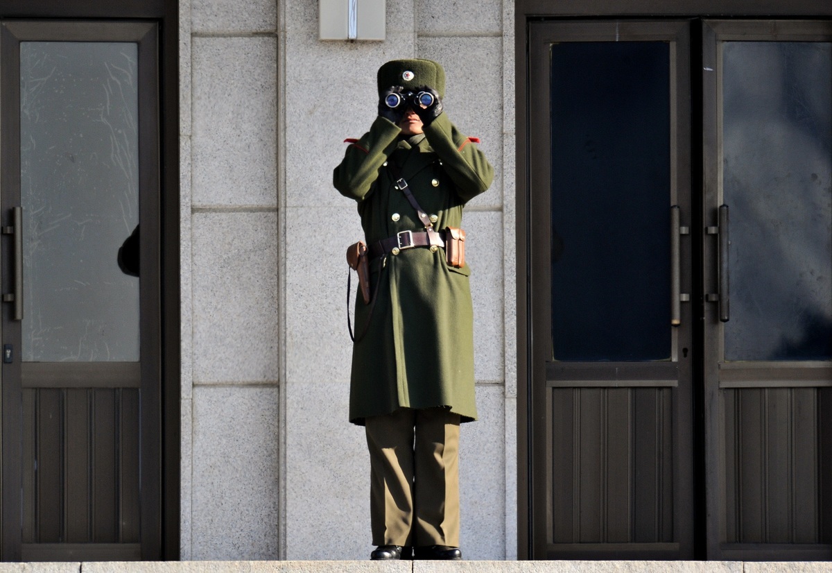 在2017年11月跨越板門店投誠的北韓脫北士兵吳青成（Oh Chong Song）在接受NBC電視台訪問時說，他能存活是個奇蹟。圖為2011年1月19日，在板門店北韓境內的一名士兵。（JUNG YEON-JE/AFP/Getty Images）