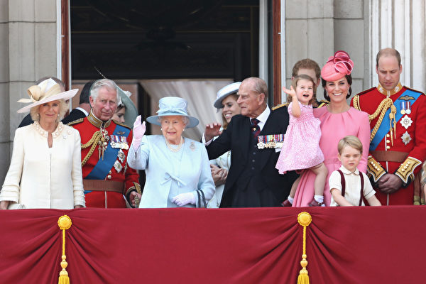2017年6月17日，伊利沙伯女王二世與家人一起在白金漢宮陽台上欣賞王家軍隊閱兵儀式（Trooping The Colour）。（Chris Jackson/Getty Images）