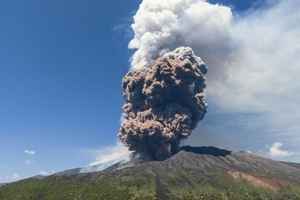 意大利埃特納火山突然噴發 遊客驚恐逃生