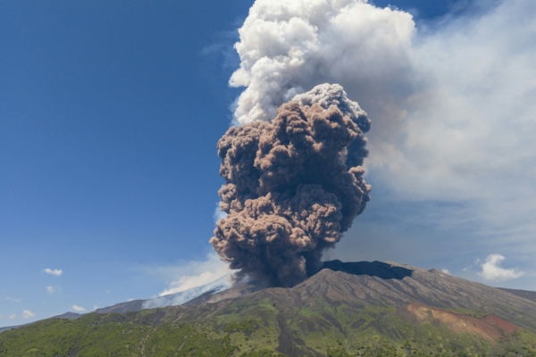 意大利埃特納火山突然噴發 遊客驚恐逃生