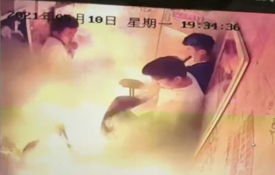 成都電動車在電梯裡爆燃 五人被燒傷（影片）