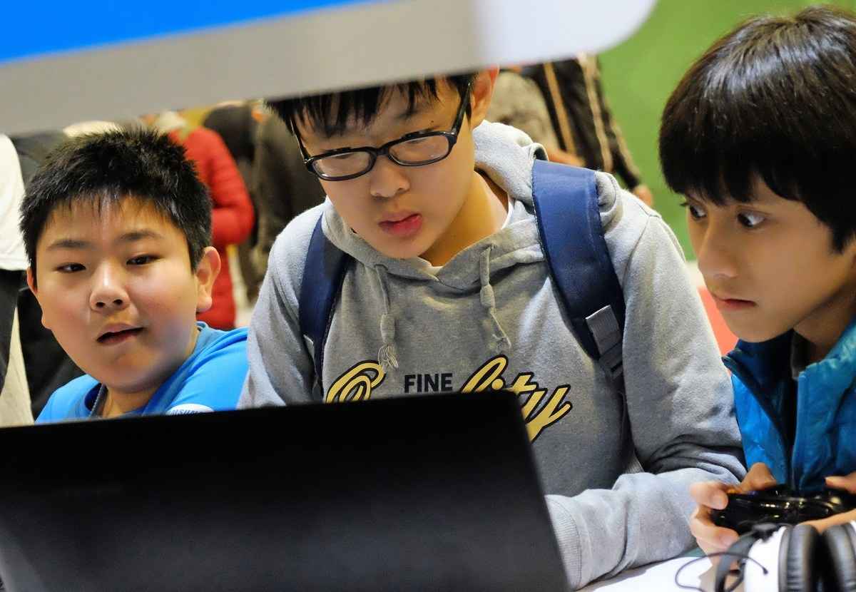 來自中國的「小紅書」和「抖音」（TikTok）成為台灣年輕人喜愛的手機社交軟件，嚴重影響青少年價值觀與流行取向。示意圖。（大紀元資料室）
