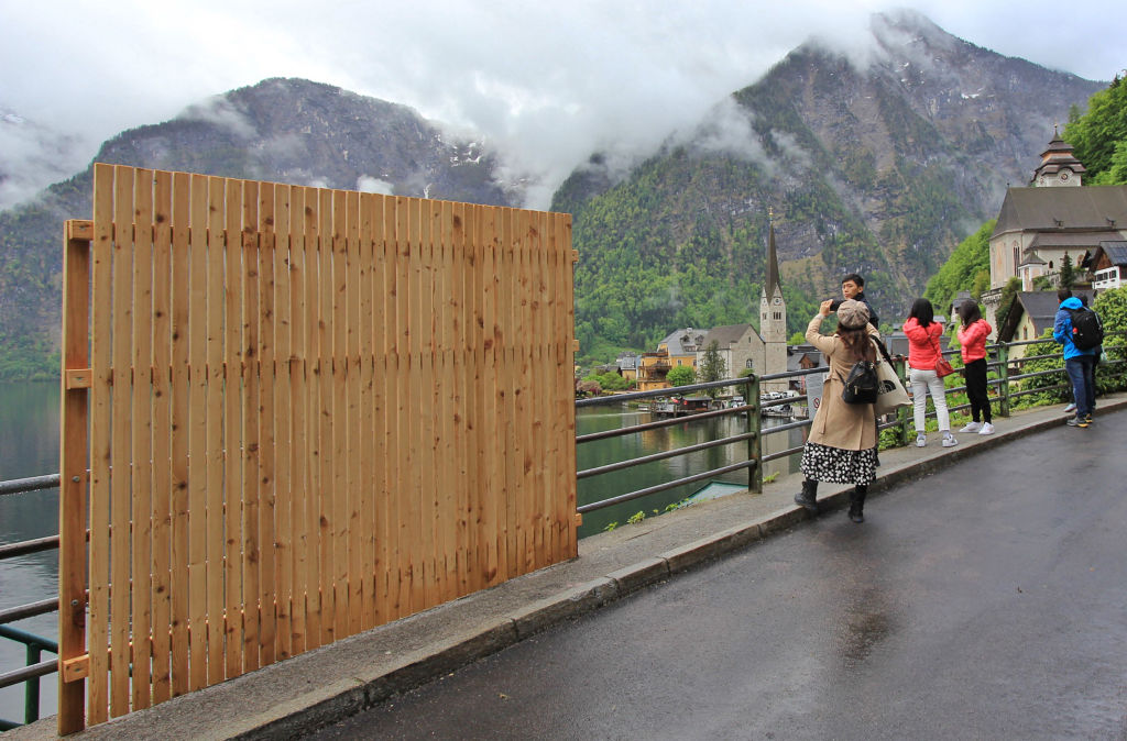 奧地利小鎮哈施塔特（Hallstatt）豎起木板牆，阻止遊客自拍。（REINHARD HORMANDINGER/APA/AFP via Getty Images）