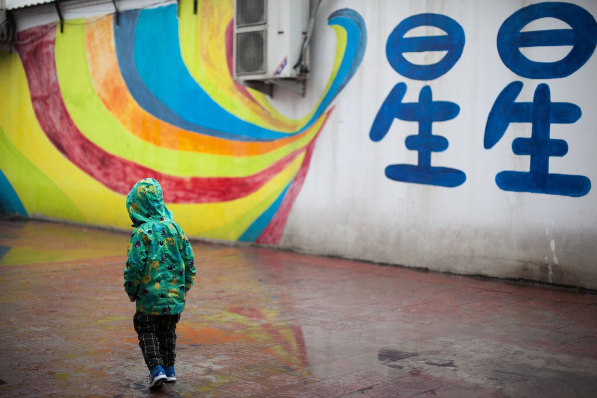 中國自閉症患兒人數眾多，但在師資方面存在嚴重不足，讓自閉症患兒家長看不到希望。圖為北京一名自閉症小男孩。（大紀元資料室）
