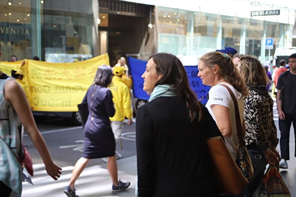 2023年10月27日，部份法輪大法學員在澳洲墨爾本市中心舉行盛大遊行，路人紛紛駐足觀看。（Bryan Duong／大紀元）