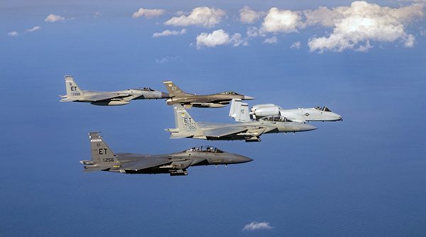  2022年1月31日，美軍第40飛行測試中隊的第4代戰鬥機編隊在佛羅里達州埃格林空軍基地附近飛行，包括A-10、F-15和F-16。（美國空軍）