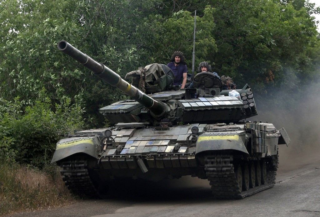 圖為2022年6月23日，烏克蘭士兵在盧甘斯克東部地區的一條道路上開著坦克。（Anatolii Stepanov / AFP）