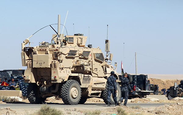 圖為伊拉克軍隊在摩蘇爾市以南60公里處。（Ahmad Al-Rubaye/AFP/Getty Images）