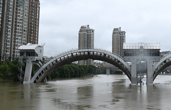 2020年7月19日，中國東部江蘇省南京市被水淹的過街天橋將要倒塌。（STR/AFP via Getty Images）