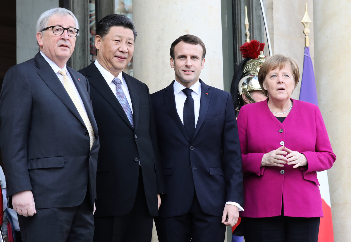 2019年3月26日，法國總統馬克龍與德國總理默克爾和歐盟委員會主席容克一起，在巴黎會見了中國國家主席習近平。歐盟方面督促中共要進行互惠貿易。馬克龍再次重申，「我們都不天真」，希望中共「尊重歐盟的統一」。（ludovic MARIN/AFP）