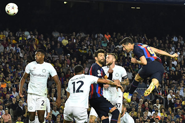 10月12日的歐冠比賽中，巴塞隆拿主場3:3與國際米蘭戰平，利雲度為巴塞打入兩球。圖為利雲度（右）頭槌瞬間。（Pau Barrena/AFP via Getty Images）