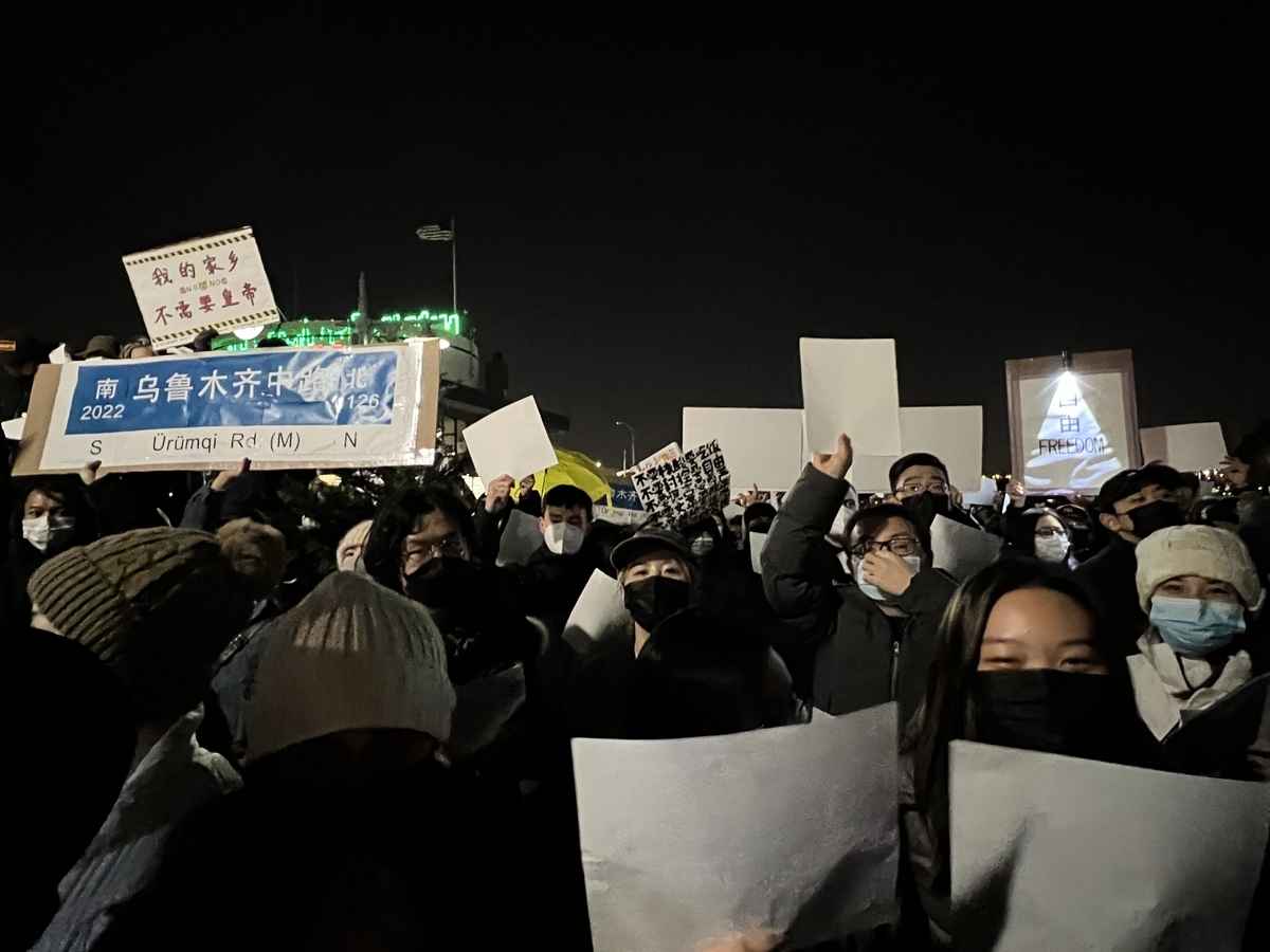 2022年11月29日中國留學生在紐約中領館前，手舉白紙集會，聲援大陸「白紙革命」。（林丹／大紀元）