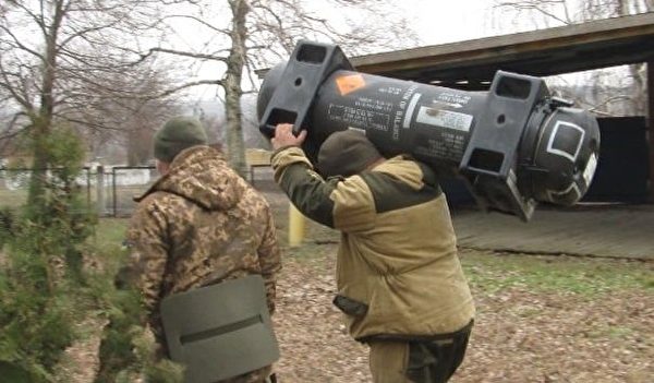 2022年3月11日，烏克蘭國防部公布，第128獨立山地突擊旅收到了一批新的美國便攜式標槍（Javelin）反坦克導彈，立即使用了它們。（烏克蘭國防部）