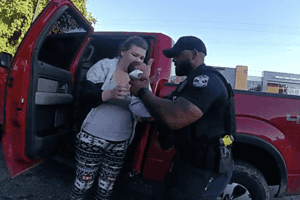 路遇七天大嬰兒窒息 美國警員施CPR搶回一命