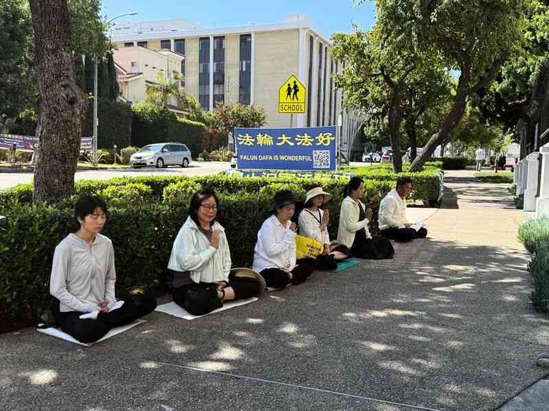洛杉磯中共領事館僱員搶奪法輪功橫額 警方警告