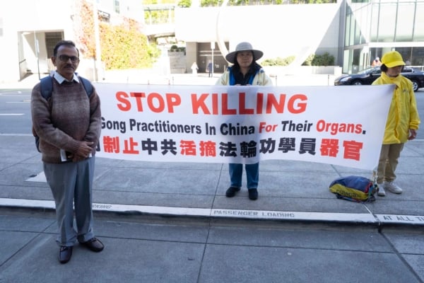 2025年8月2日,世界器官移植大會(World Transplant Congress)在三藩市莫斯康尼展覽中心召開,法輪功學員在場外打橫額、講真相,了解真相的醫學界人士紛紛譴責中共活摘法輪功學員器官的暴行。(周容/大紀元)