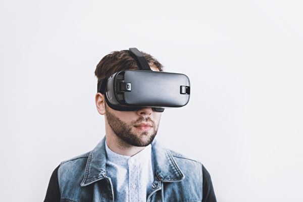 一名男子戴著VR眼鏡。（Pixabay）