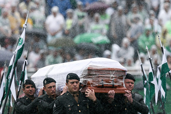 巴西悼空難足球隊 萬人冒雨追悼