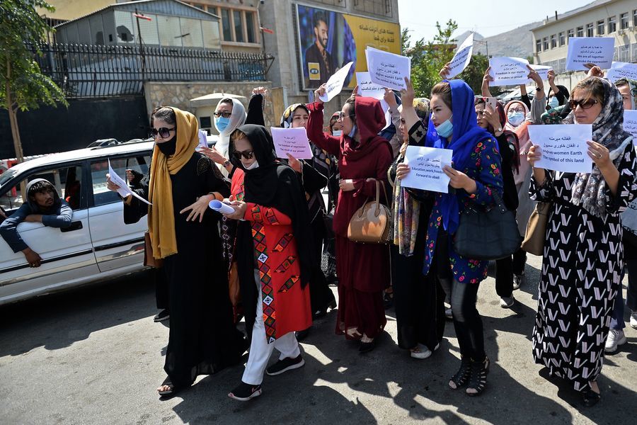 塔利班統治下 阿富汗婦女遊行要平等權（多圖）