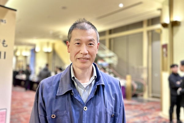 2024年12月23日晚,名古屋大學醫學系研究生學院教授日比英晴(Hibi Hideharu)觀看了神韻環球藝術團在日本名古屋愛知縣藝術劇場(Aichi Prefectural Art Theater)進行的首場演出。(牛彬/大紀元)