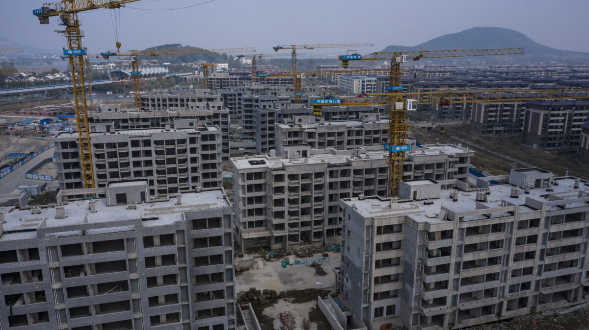 2021年10月22日，恒大集團位於江蘇省南京郊區的健康谷項目中尚未完工的公寓樓。（Qilai Shen/Bloomberg via Getty Images）