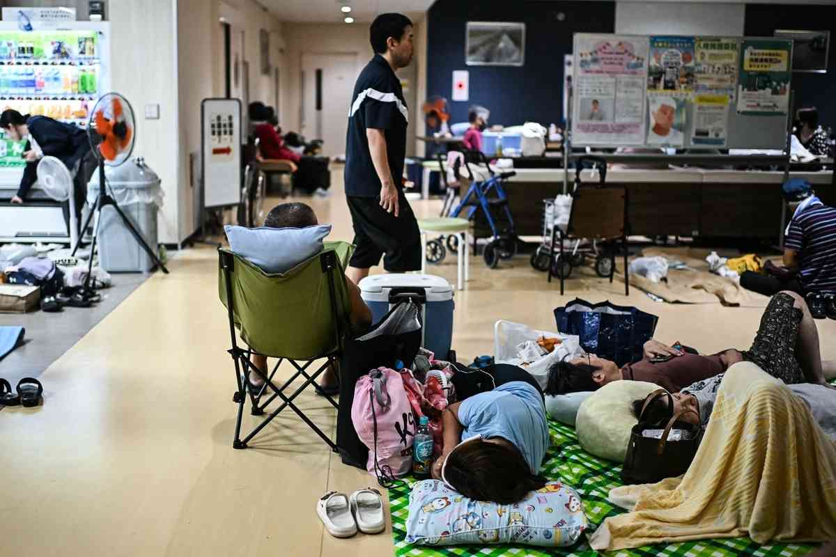 2026年7月29日，日本熊本縣宇城市（Uki city）的災民被安置到當地一個臨時避難所。（Philip Fong/AFP via Getty Images）