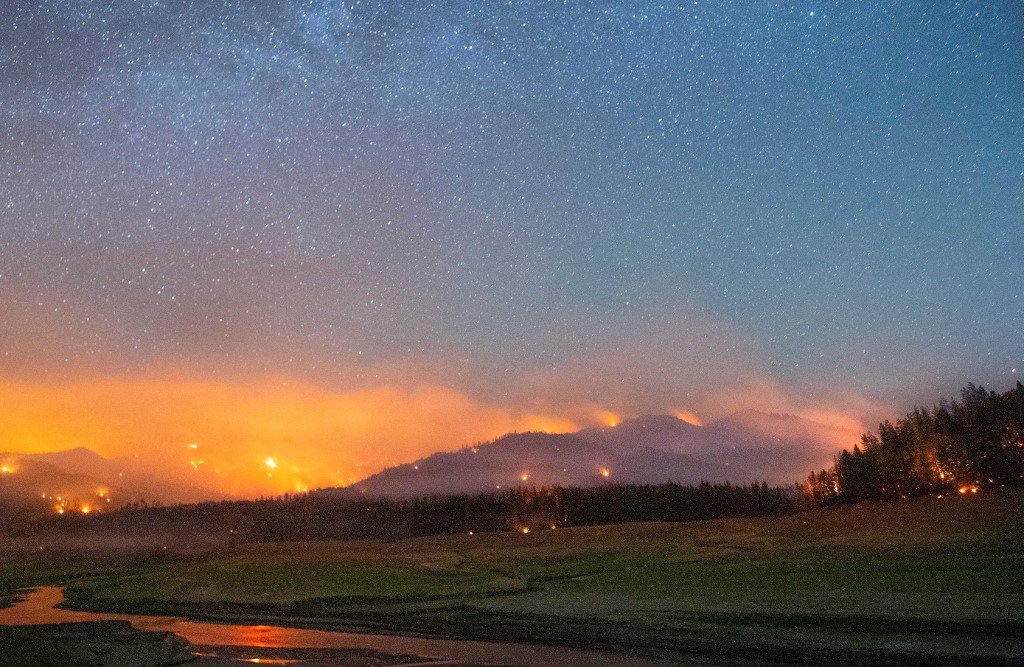最近，因酷熱和乾旱肆虐，一系列野火在加州爆發。圖為2021年7月2日，加州野火場景。（JOSH EDELSON/AFP）
