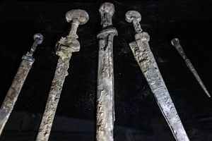 以色列沙漠洞穴出土距今1900年羅馬寶劍