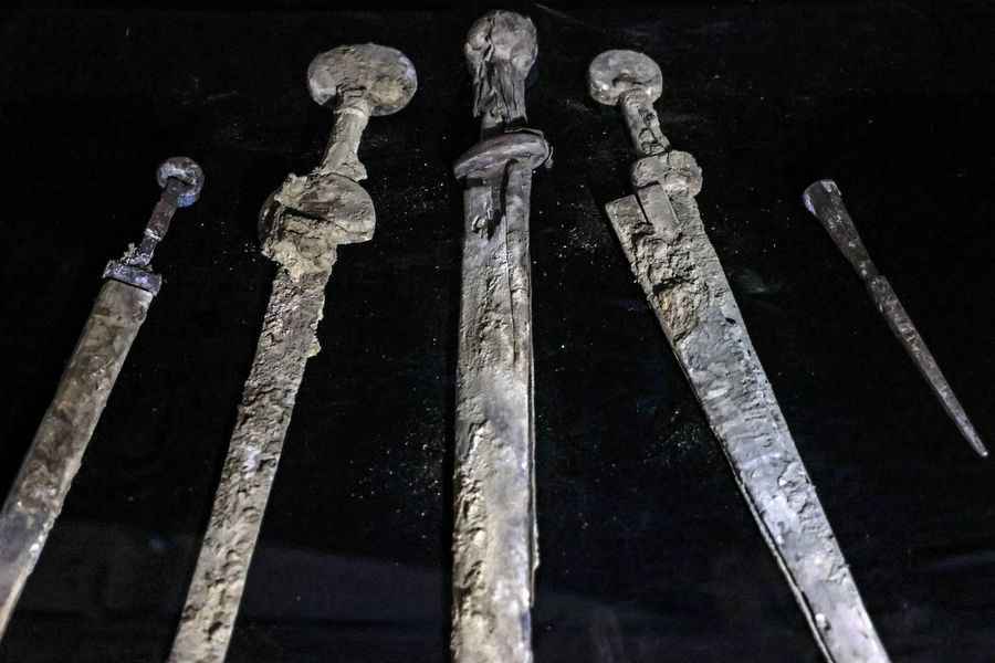以色列沙漠洞穴出土距今1900年羅馬寶劍