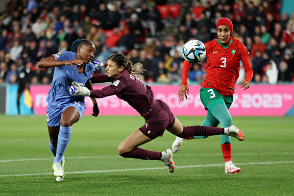 2023年8月8日，澳新女足世界盃16強淘汰賽上，奪冠熱門法國女足4:0大勝「黑馬」摩洛哥闖進八強。圖為雙方球員在比賽中拼搶瞬間。（Cameron Spencer/Getty Images）