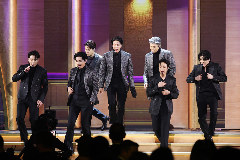 南韓人氣男團防彈少年團（BTS）於第64屆葛萊美獎演出照。中央為手指受傷的 JIN（金碩珍）。（Rich Fury/Getty Images for The Recording Academy）