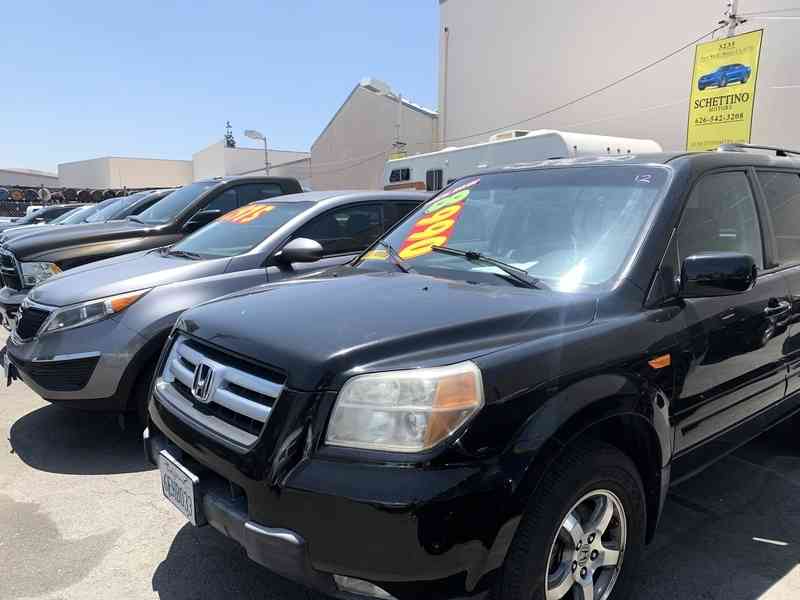 中國市場新車不斷降價 二手車商經營陷困境