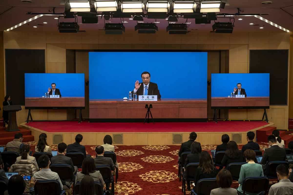 2022年3月11日，在中國北京，中國總理李克強在兩會政治會議結束後的年度新聞發布會上，從人民大會堂內的屏幕上看到他的講話。（Andrea Verdelli/Getty Images）