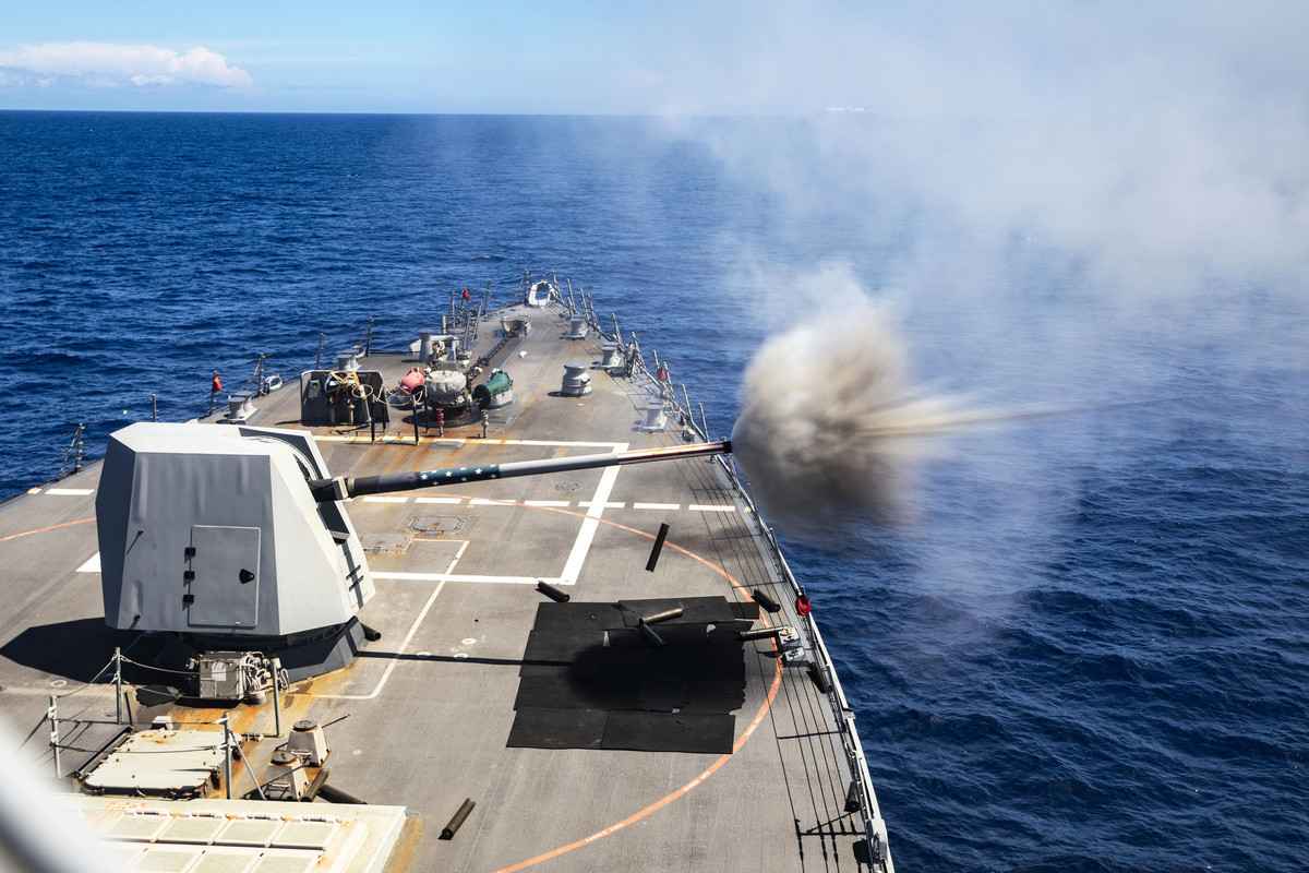 2022年7月6日，美軍的伯克級驅逐艦杜威號（DDG 105）與澳洲和日本戰艦在東海進行實彈射擊演習。（美國海軍）