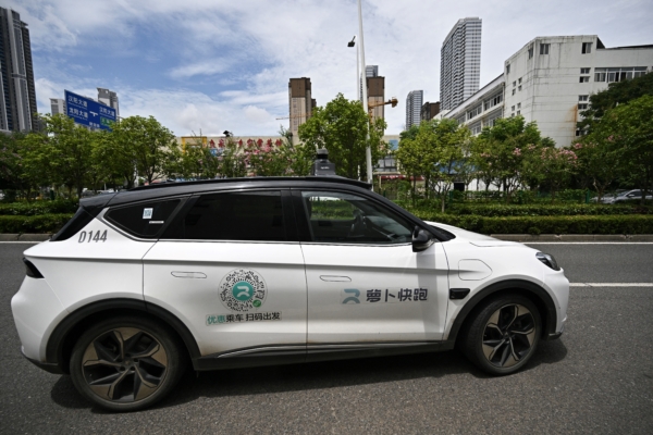 百度蘿蔔快跑自駕車墜3米坑 引發安全之慮