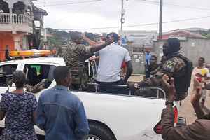 加蓬軍官宣布奪取政權 解散所有國家機構