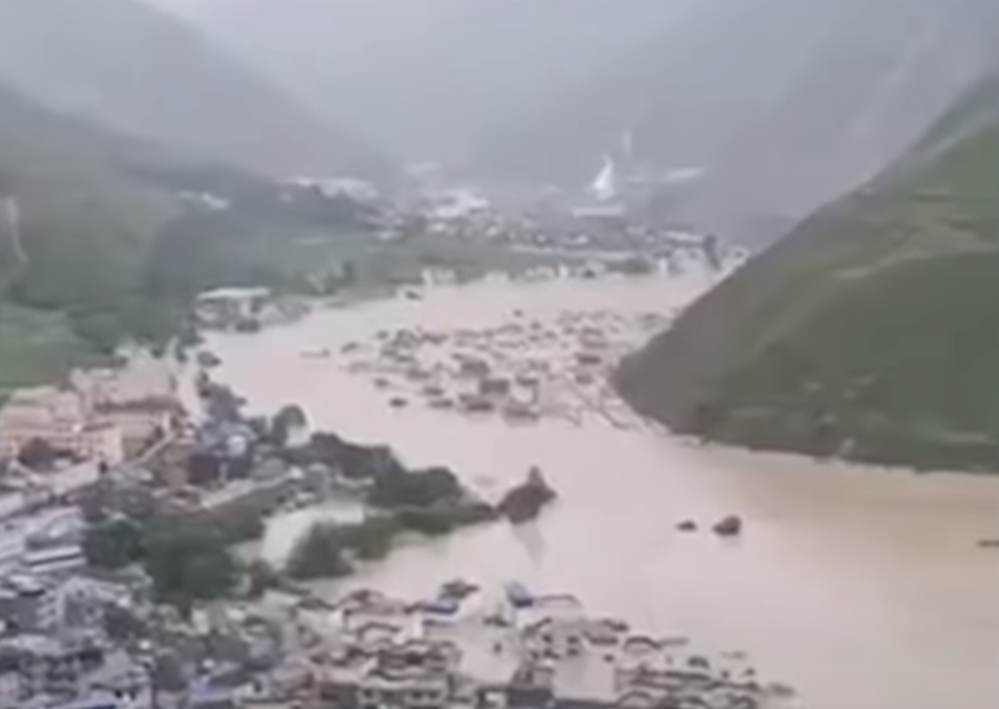 2020年8月17日，甘肅文縣發生多起泥石災害。（影片截圖）
