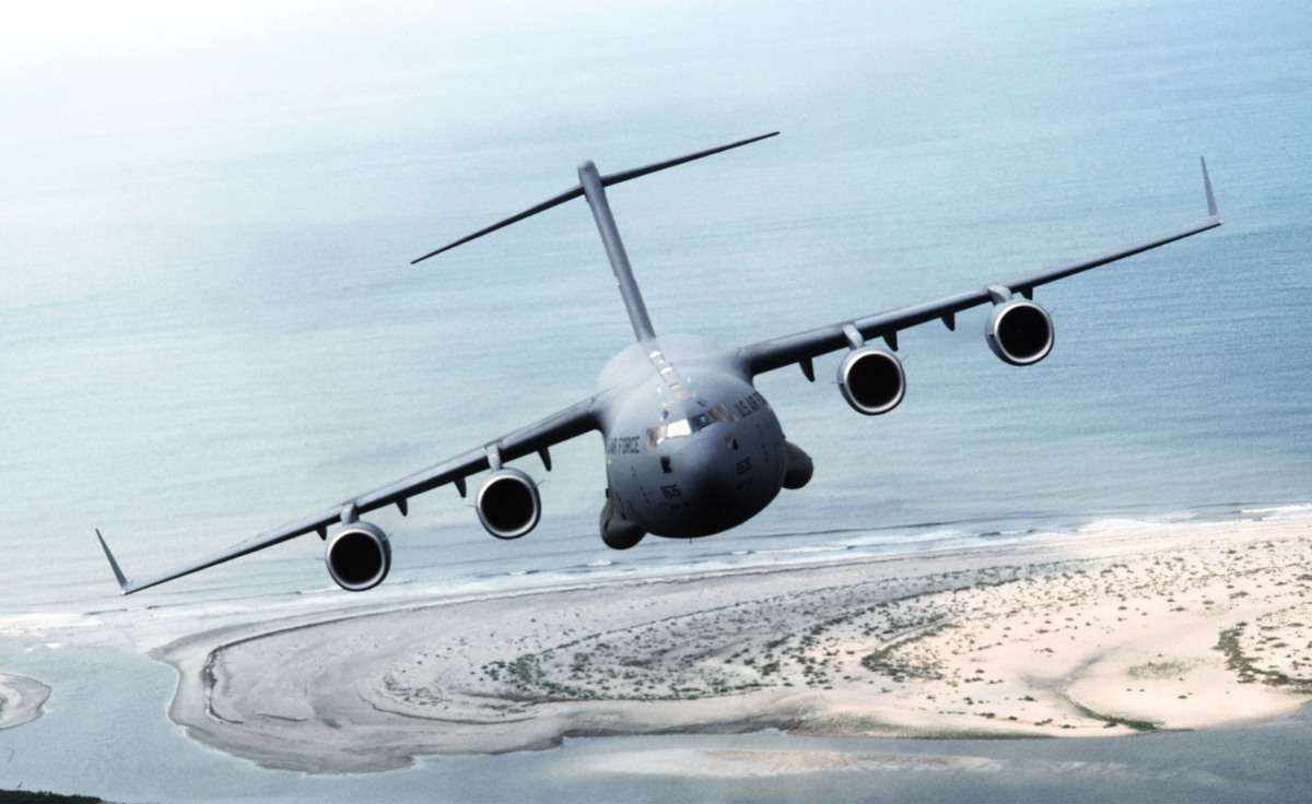 由於C-17具備高度靈活及戰略戰術應用特性，可隨時滿載全副武裝的戰鬥部隊、主力戰車到達全球的任何地方。圖為美軍C-17環球霸王III戰略運輸機。（USAF）